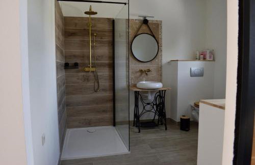 50m2, 4 personnes , jacuzzi et sauna privatif - Photo 42