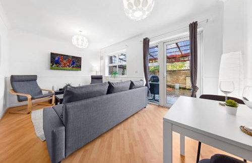 Cozylease 3 Bedroom Canary Wharf Family,Workcation, Fast WiFi, Workspace,1 stop to City - Photo 17