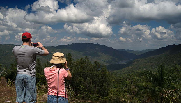 Un couple prenant une photo à un point de vue du parc