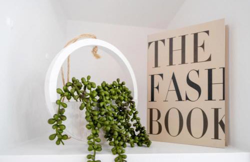 5 Min to Heathrow & Uxbridge Station with Parking - Photo 17