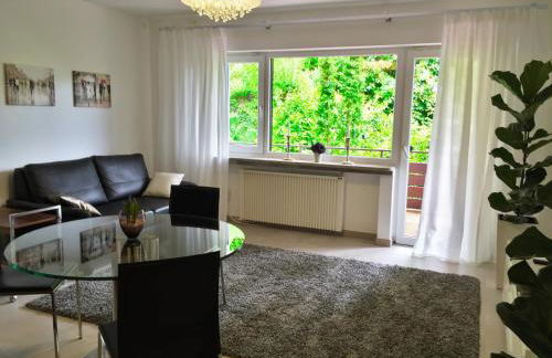 Apartment - zentrumsnah, eigener Parkplatz und großer Balkon ins Grüne - Foto 1