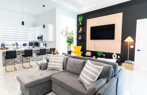 Designer Villa with Heated Pool, BBQ, Firepit, Ideal for Families & Groups - Photo 18