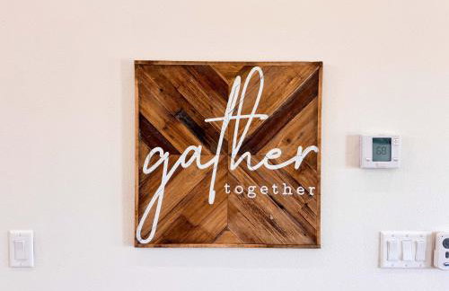 4BR Beach Haven - Deck, Gourmet Kitchen, Tiki Bar Fun - Foto 12