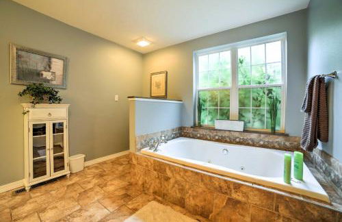 Hot Tub and Wooded Views Lakefront Blue Eye Cottage - Foto 16