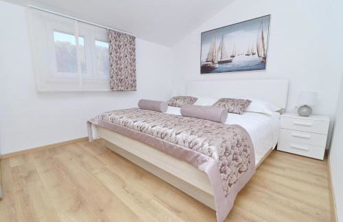 Villa Green Bay Apartments - Photo 3