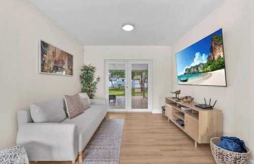 Tropical Park Oasis Peaceful Miami Family Home - Photo 4