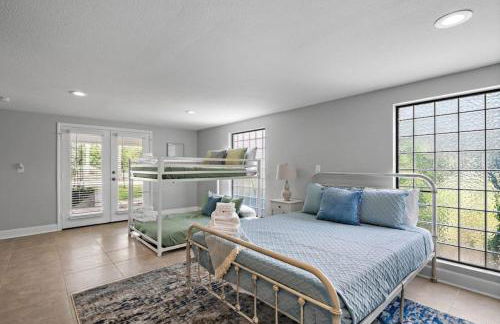 Waterfront oasis with private pool, game room, fire pit and volleyball court - Foto 60