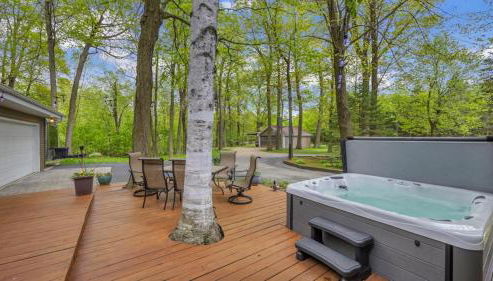 Beautiful private home in the woods BONUS Hot Tub - Foto 5