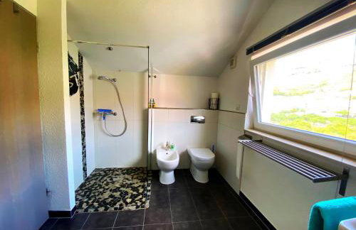 Modern Red & Blue Apartment - Photo 28