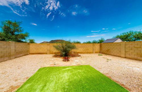 Retro home with enclosed yard, covered patio, grill, firepit, AC, & washer, dryer - Foto 20