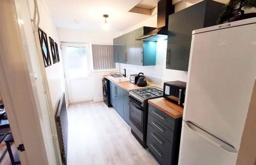 Spacious & comfy 4 bed house, 6 Beds, Free Private Parking & Wifi - Foto 43