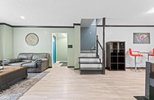 Luxe Suite with Pool Table, King Bed, 3 TVs, & Free Parking - Foto 23