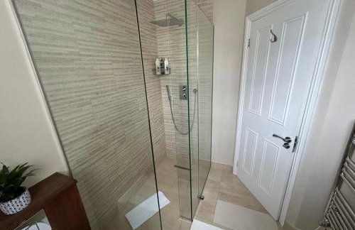 Beautiful and spacious 2 bed, 2 bath apartment bordering Fulham and Chelsea - entire apartment with private entrance - Foto 22