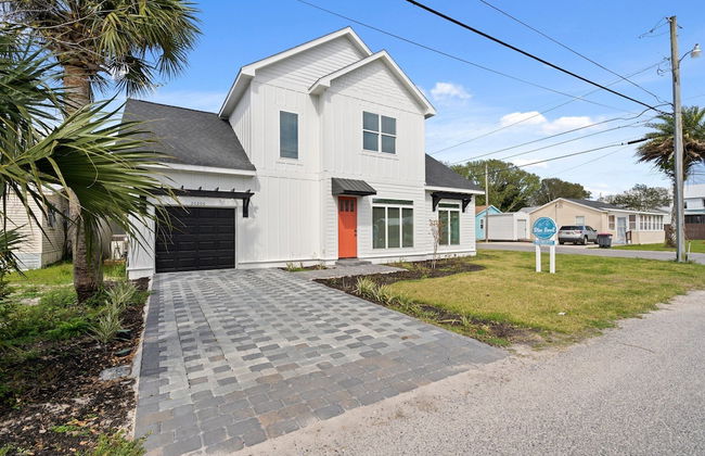 Brand NEW Expansive Coastal Home w/ Custom Furnishings Sleeps 15 - Foto 1