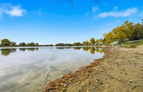 New Lakefront Getaway Private Hot Tub Min to DMC - Foto 33