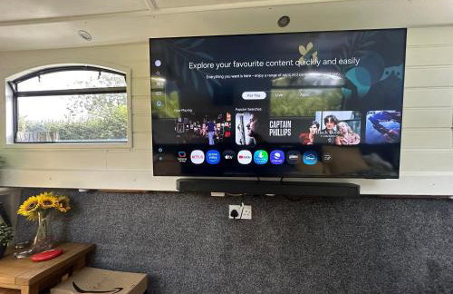 BrightOwl Waterside Narrowboat Cottage Experience - Foto 12