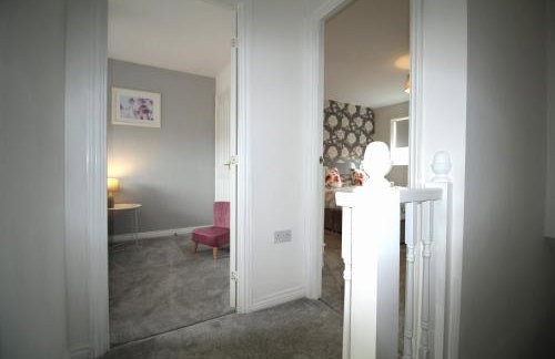 2 Bedroom House - Beautifully Decorated & Furnished - Parking - Large Garden - Foto 15