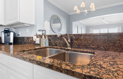 Oceanfront Condo with Resort Pools - Foto 7