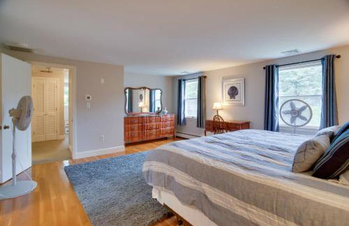 Deck and Grill, Walk to Beaches! Falmouth Retreat - Foto 6