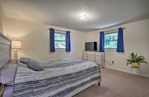 Peaceful Getaway with Private Hot Tub and Mtn Views! - Foto 11