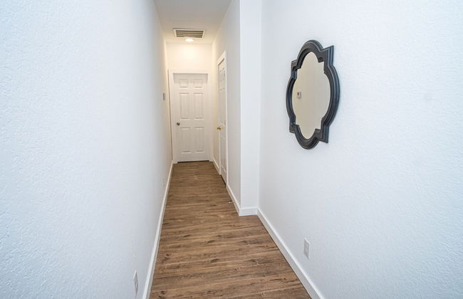 Huge Remodeled 5BR 4BA House Sleeps 20 Downtown - Photo 50