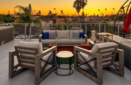 NEW Luxury Concrete Home Just Minutes from the Beach - Foto 45