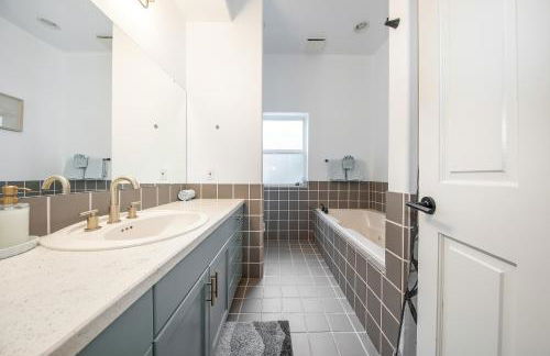 Modern retreat w/ stunning views & hot tub - Photo 22