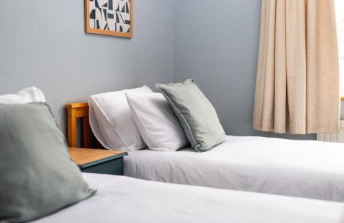 Charming Family Home with Stoves, Garden & Parking - Foto 39