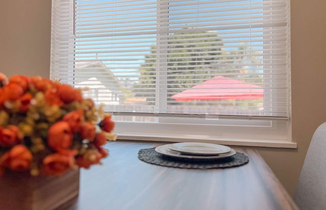 Cozy 2BR Home With Bright Interior Relaxing Patio - Foto 15