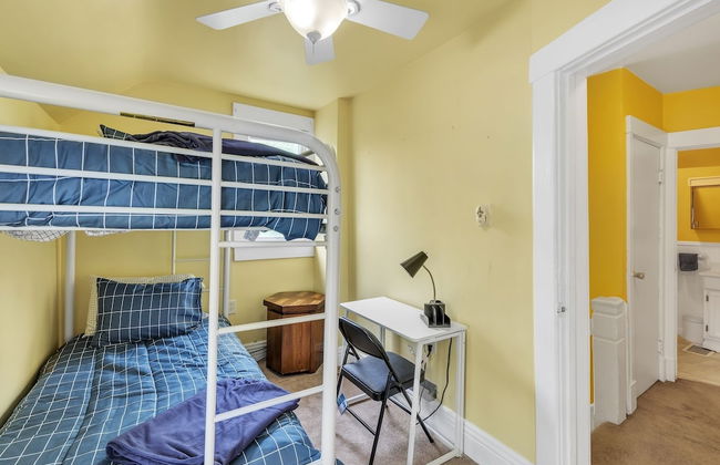 Unique Charmer: Outdoor Space & More Near Um 3 Bedroom Home by RedAwning - Foto 8