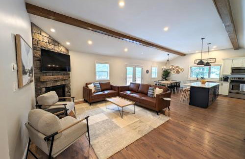 Luxurious Lake Retreat with Hot Tub and Walk to Beach - Foto 1