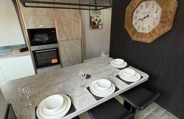 Modern 2 Bedroom Private Detached Cottage With HotTub - Foto 32