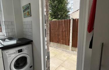 Modernised central Wigan townhouse sleeps up to 6 - Foto 16