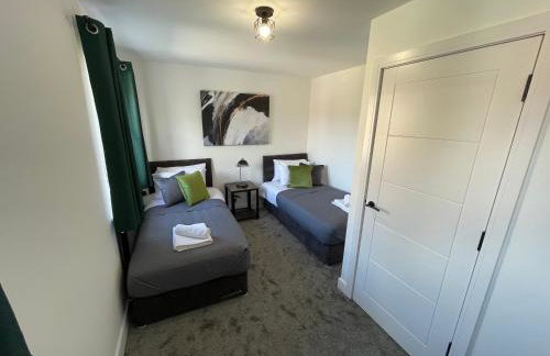 Brand New High Spec House with Parking & Wi-Fi By Home Away From Home - A - Foto 16