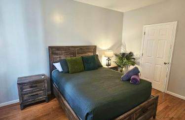 Luxury Villa with Hot Tub, Two Fire Pits, King Bed Suite, Game Room & Fenced Yard - Foto 27