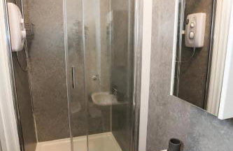 Cheerful 4-bedroom home in Sheffield - Photo 8