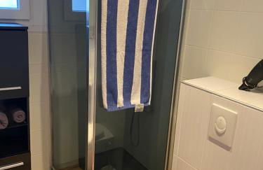 Nancy, Magnifique studio totalement climatisé, meublé, salle de bains et wc séparés, parking privé, cuisine équipée, WIFI - Foto 12