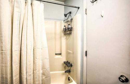 Coastal Oasis with Decks Walk to Holden Beach! - Foto 21