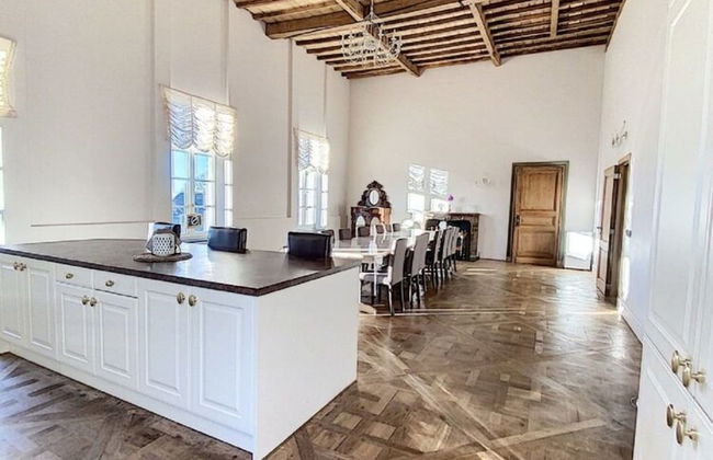 Elegant Hillside Mansion - Photo 12