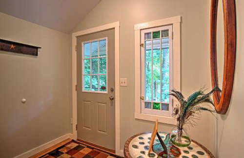 Harbert Cottage with Fire Pit Half Mile to Beach! - Foto 23