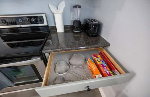 3 Min to Downtown - 10 Min to Elon - Smart TVs - Foto 32