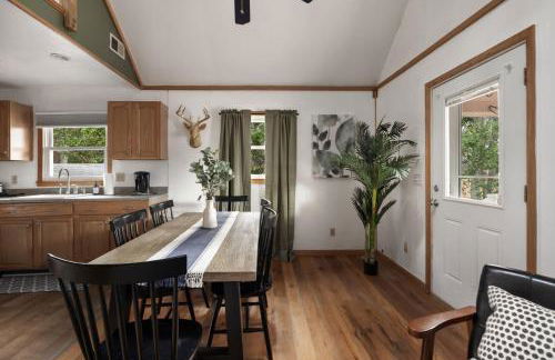 Cozy cabin w hot tub, fire pit & pet-friendly - Foto 32