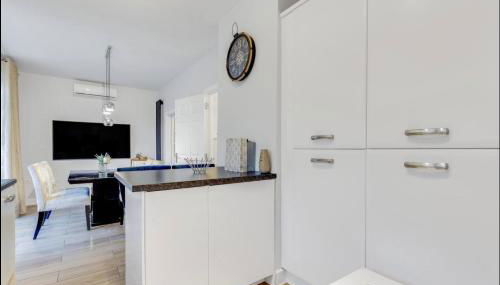 Upscale 3 Bedroom 3 Bathroom Detached House - Central Location - Free Driveway Parking, 75'' Smart TV, Fast WiFi and Snug Room by Yoko Property - Foto 4