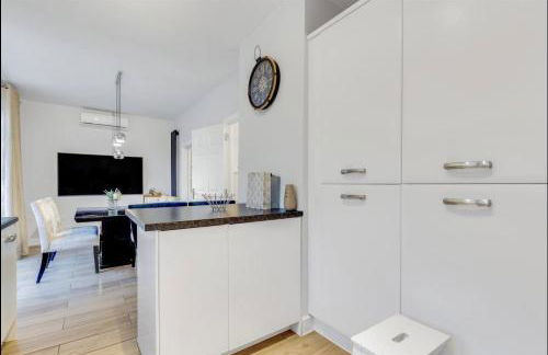 Upscale 3 Bedroom 3 Bathroom Detached House - Central Location - Free Driveway Parking, 75'' Smart TV, Fast WiFi and Snug Room by Yoko Property - Foto 4