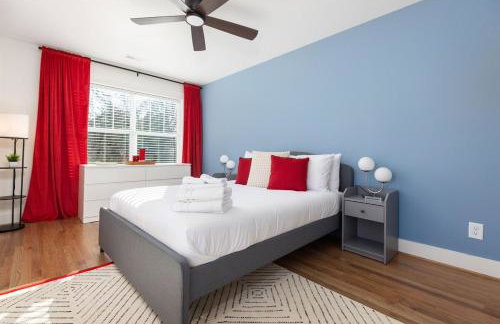 Bancroft Bungalow - Hot Tub, Fire Pit - Near Uptown - Foto 41