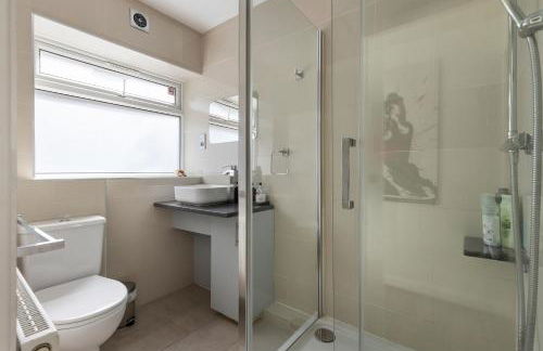 King Studio Apartment with Garden and Parking - Foto 16