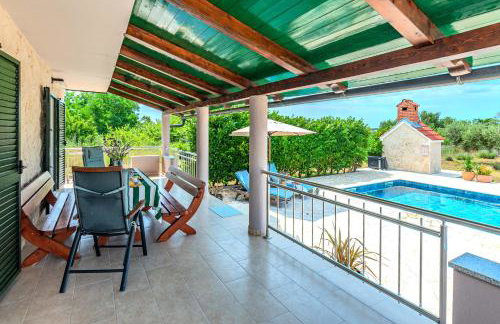 Holiday House Paula sa privatnim grijanim bazenom na mirnoj lokacija blizu mora - Foto 32