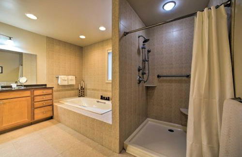 Lakefront Bolton Retreat with Balcony and Views! - Foto 21