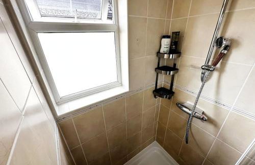 Green Haven Villa - 4BR Spacious House with Hot tub, Ample Parking, Air Condition, WIFI, Netflix, Patio & Garden - Foto 18