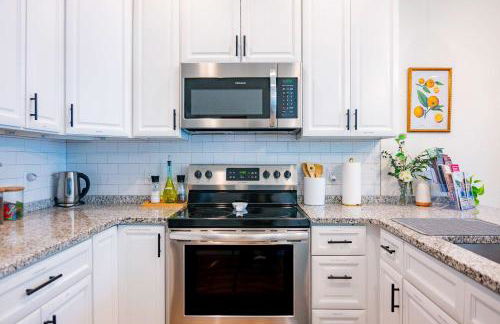 The Royal Crane Suite Newly Built Upscale Central - Photo 26